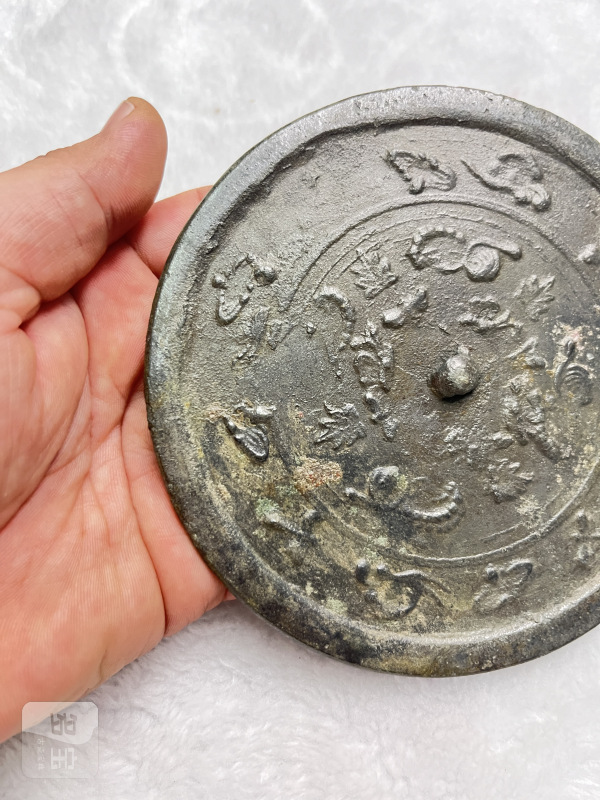 五毒花卉纹圆钮铜镜 - 图3